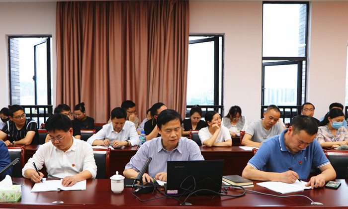 公司党委委员、副董事长刘英旺为该院师生讲专题党课